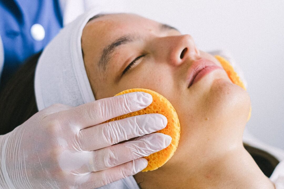 Deep cleansing of the facial skin - a procedure required from the age of 30 years
