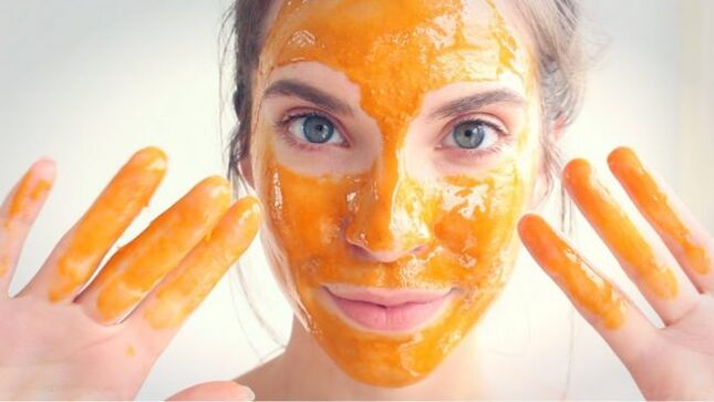 Honey-based mask rejuvenates and nourishes the skin