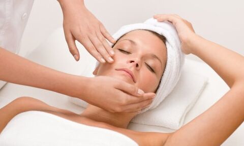 A sculptural facial massage will give the skin the lifting effect it needs